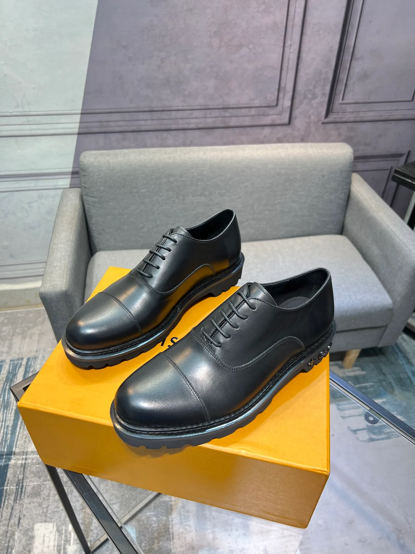 Men's shoes 💰820 [LV] - High-end quality - Upper: 🔝 tumbled cowhide, Nappa cowhide, brand logo sewn on shoe body - Lining: cowhide, foot pads; water-dyed cowhide - Outsole: TPR·rubber foam; two-color molded outsole -Super high quality control·Fine workmanship: highlighted (high-end·luxury·grade) -Size: 39-44 (38 45 can be customized)